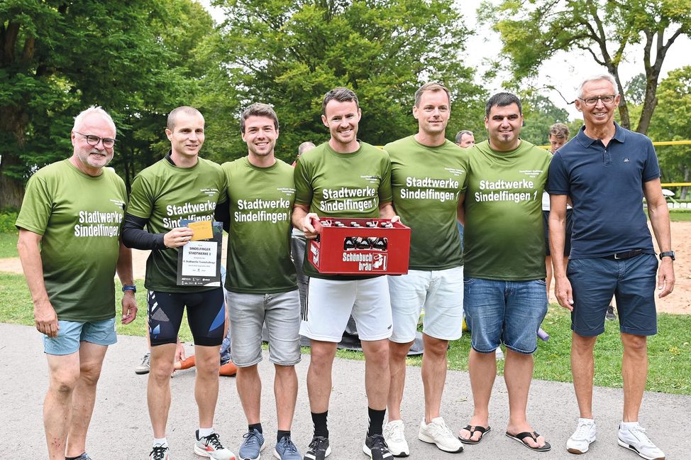 : Das A-Team der Sindelfinger Stadtwerke gewann wie im Vorjahr die Stadtwerke-Challenge. Von links: Geschäftsführer Dr. Karl Peter Hoffmann, der selbst im B-Team gestartet war, Vadim Buss, Alexander Springmann, Konstantin Gerk, Reimar Lochstampfer, Lukas Pöss und Sindelfingens Erster Bürgermeister Christian Gangl, der die Sieger ehrte.  Bild: Reichert