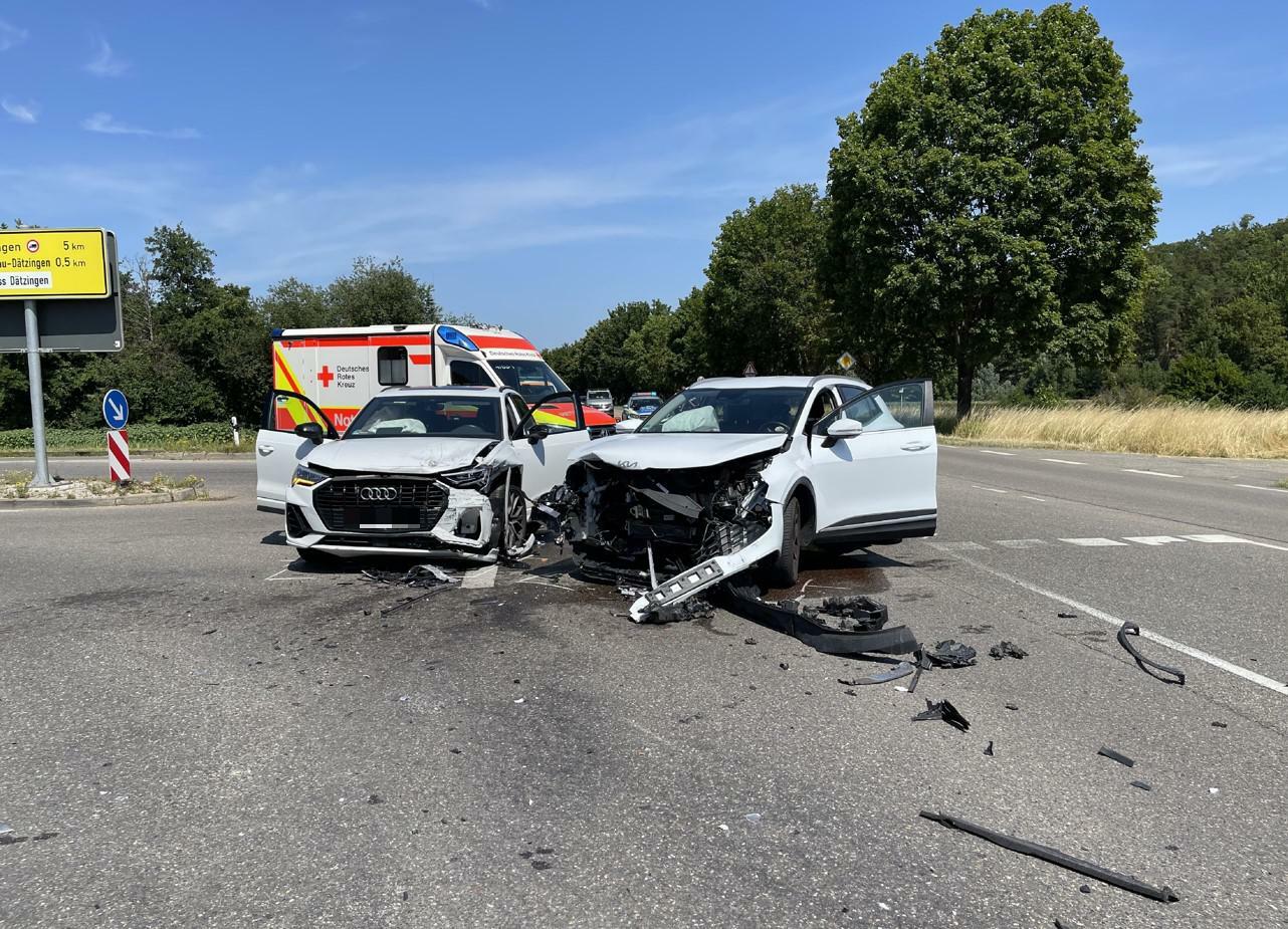 Die Autos mussten abgeschleppt werden. Bild: SDMG/Schulz
