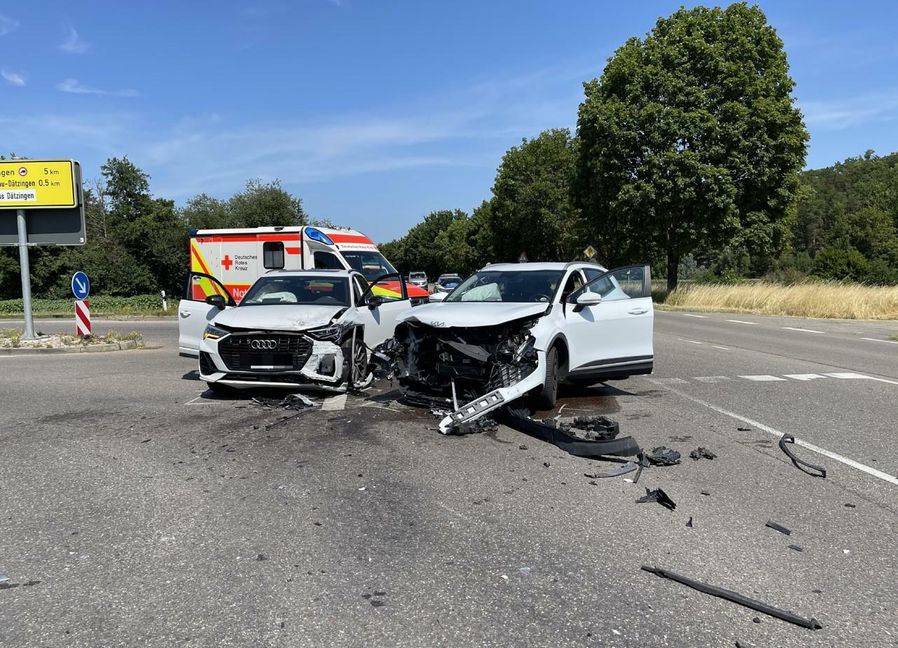 Die Autos mussten abgeschleppt werden. Bild: SDMG/Schulz