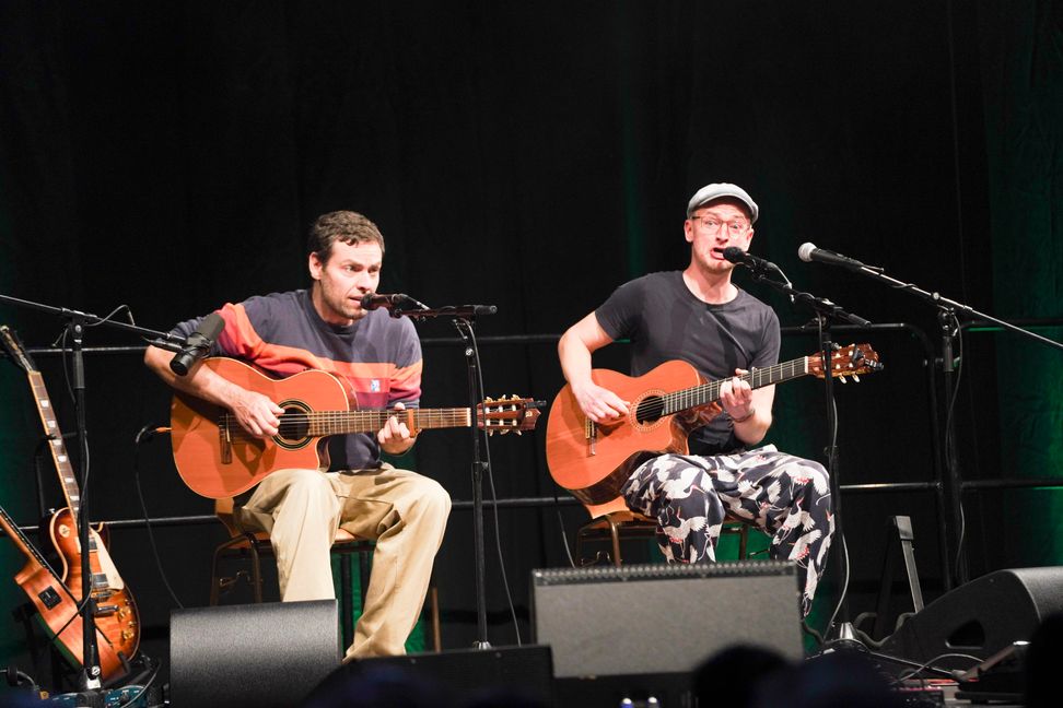Simon Eickhoff und Jan Traphan nennen sich als Duo "Simon & Jan", auf auf der Bühne im Sindelfinger Glaspalast.  Bild: Dettenmeyer