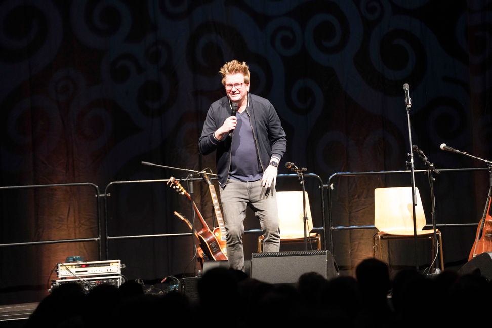 Mit der Parodie von Prominenten punktet Stand-up-Comedian Thorsten Bär, so auch bei "Südkurve lacht". Bild: Dettenmeyer