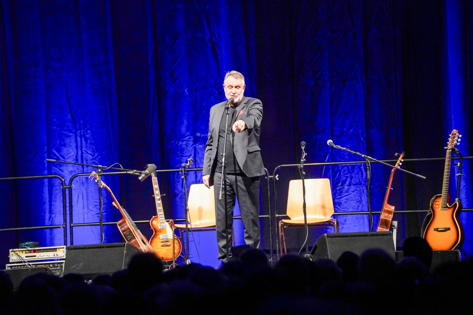 Ernst Mantel, seinerzeit bei der Kleinen Tierschau und seit vielen Jahren im Duo "Ernst & Heinrich" unterwegs, war im Sindelfinger Glaspalast zu Gast.    Bild: Dettenmeyer