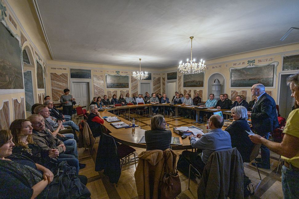 Die Plätze für die Zuhörer reichten kaum aus bei der Grafenauer Gemeinderatsitzung im Dätzinger Schloss.    Bild: Richter