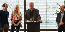 Hans-Jörg Zürn, Verlagsleiter Sonderprojekte, erföffnet die Immo-Messe. Außerdem von links: SZ/BZ-Verleger Dr. Christian Röhm, Elfi Schenker, Immobilien-Expertin  bei Röhm-Medien und Böblingens Oberbürgermeister Dr. Stefan Belz.Bild: Dettenmeyer
