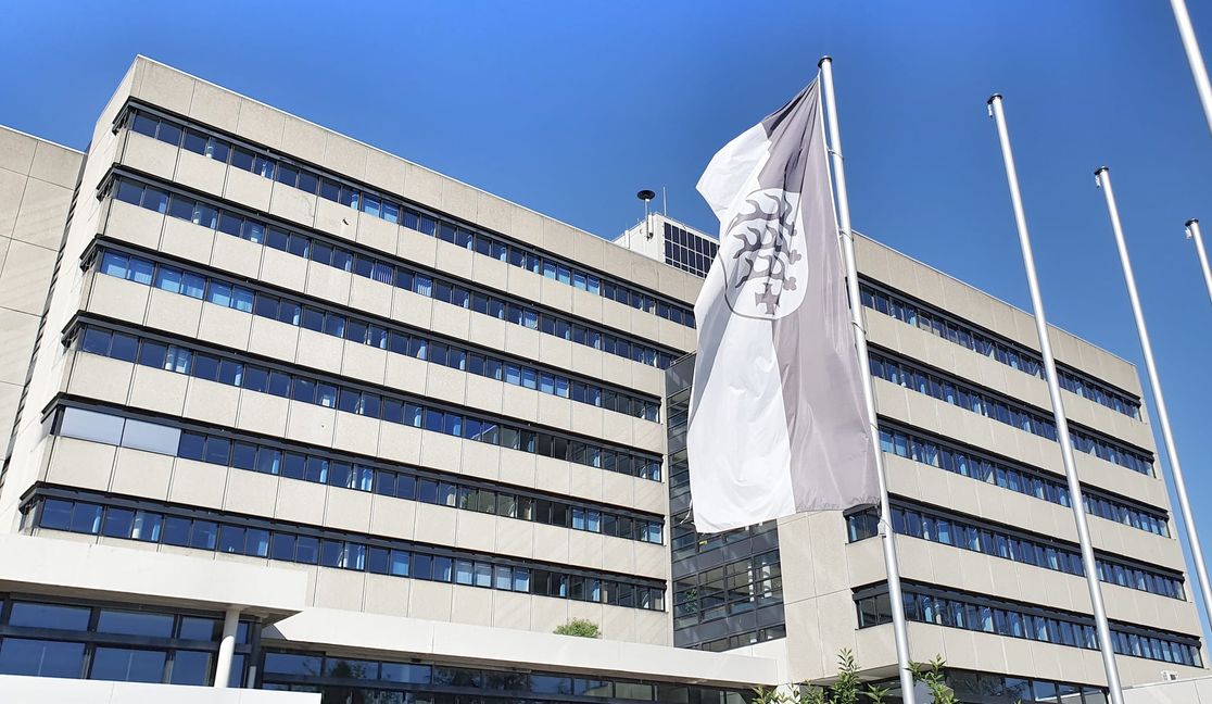 OB-Wahltag in Sindelfingen: Die Fahne der Stadt weht vor dem Rathaus.