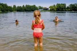 Immer mehr Kinder in Deutschland sind Nichtschwimmer. Laut DLRG-Studie hat über die Hälfte kein Schwimmabzeichen. Was das über Schulen, Eltern und Politik aussagt.