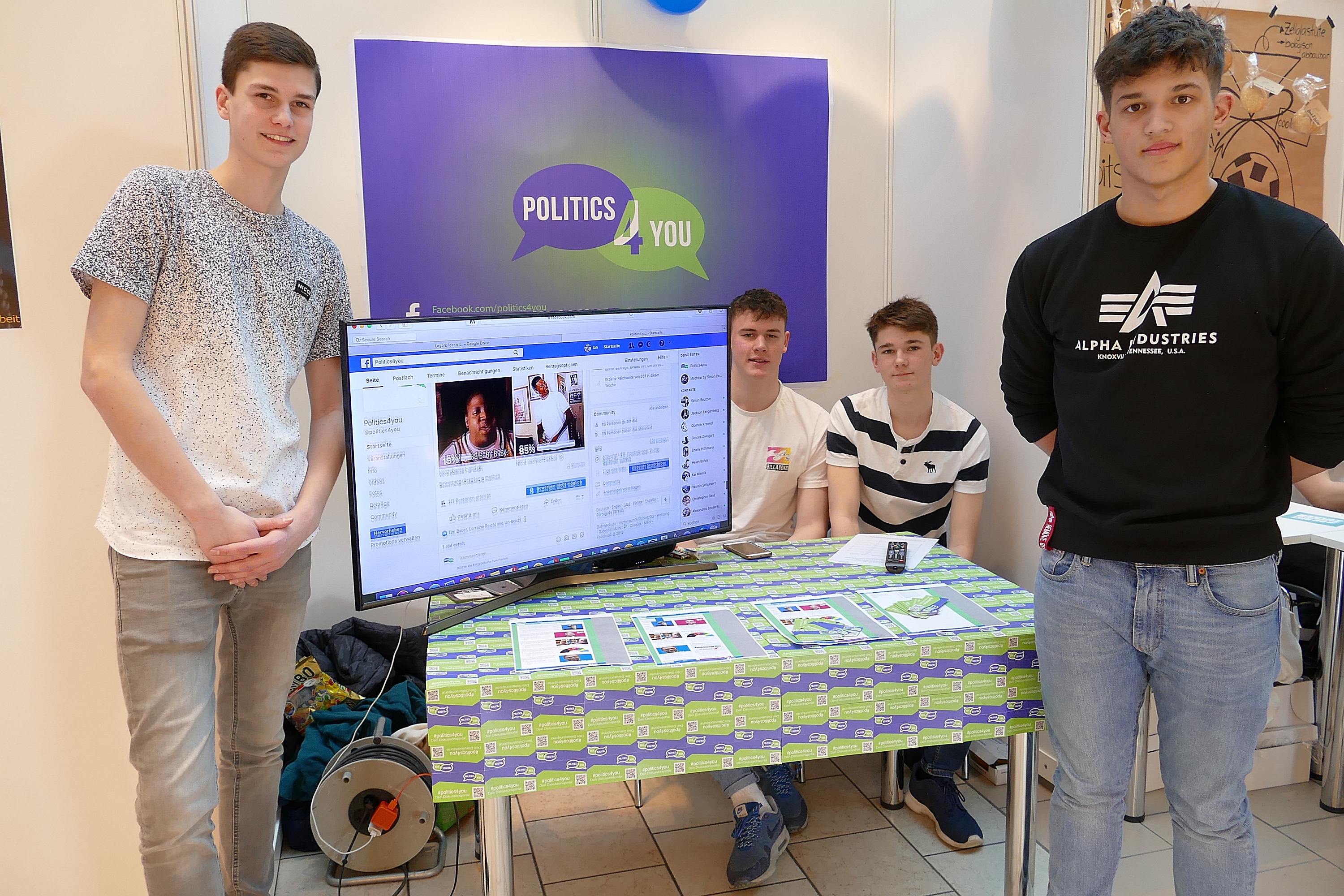 Oliver Ries (von links), Michael Bauser, Jan Lehmann und Jan Reichl vom Stiftsgymnasium Sindelfingen waren im Stern-Center dabei und suchen noch Sponsoren für ihr Diskussionsforum im Internet.	Bild: Lück