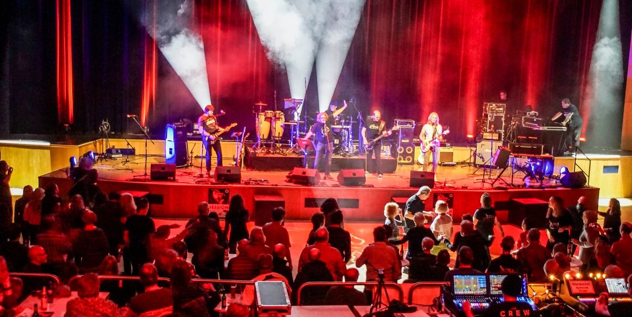 Ein bekanntes Bild bei der Weihnachtsession: Musiker auf der Bühne, das Publikum lauscht.