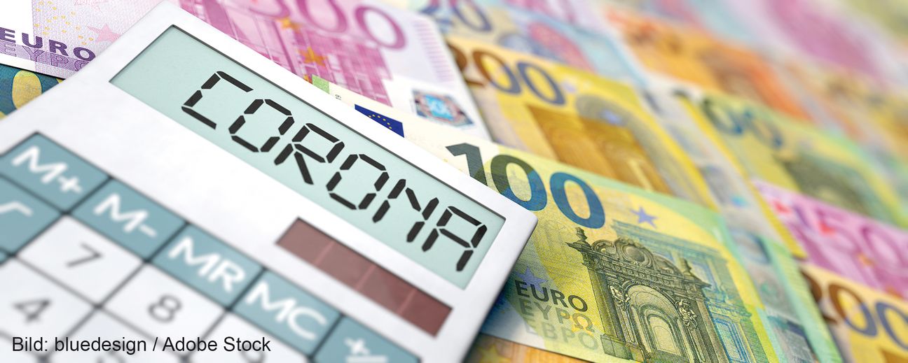 Corona, Coronavirus, Kosten, Covid 19, Geld, Virus, Wirtschaft, Euro, Folgekosten, Rezession, Gelder, Epidemie, Krise, Finanzkrise, Geldscheine, Euroscheine, Krankenkassen, Pandemie, Ausgaben, Korona, Schulden, Finanzen, finanzielle, Hilfe, Erde, Corona-Virus, Hilfen, Haushalt, Unternehmen, Bund, Deutschland, Europa, Mehrausgaben, Weltwirtschaft, Gefahr, Covid-19, News, Wort, Risiko, Problem, Covid, Illustration, 2020, Ausbruch, Krankheit, Prävention, Medizin, Konzept, Text, Hintergrund, illustriert