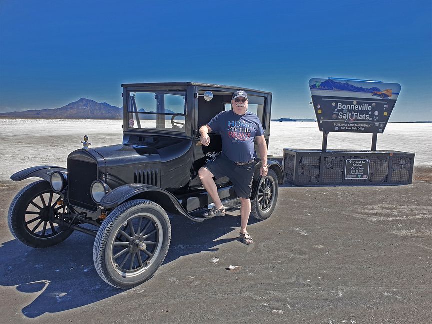 Reiner Wilhelm nahe Salt Like City am Salzsee bei seiner Tour von „Coast to Coast“ neben seinem Ford T5.       Bild: z