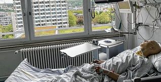 John Müller bettlägrig in der Klinik.