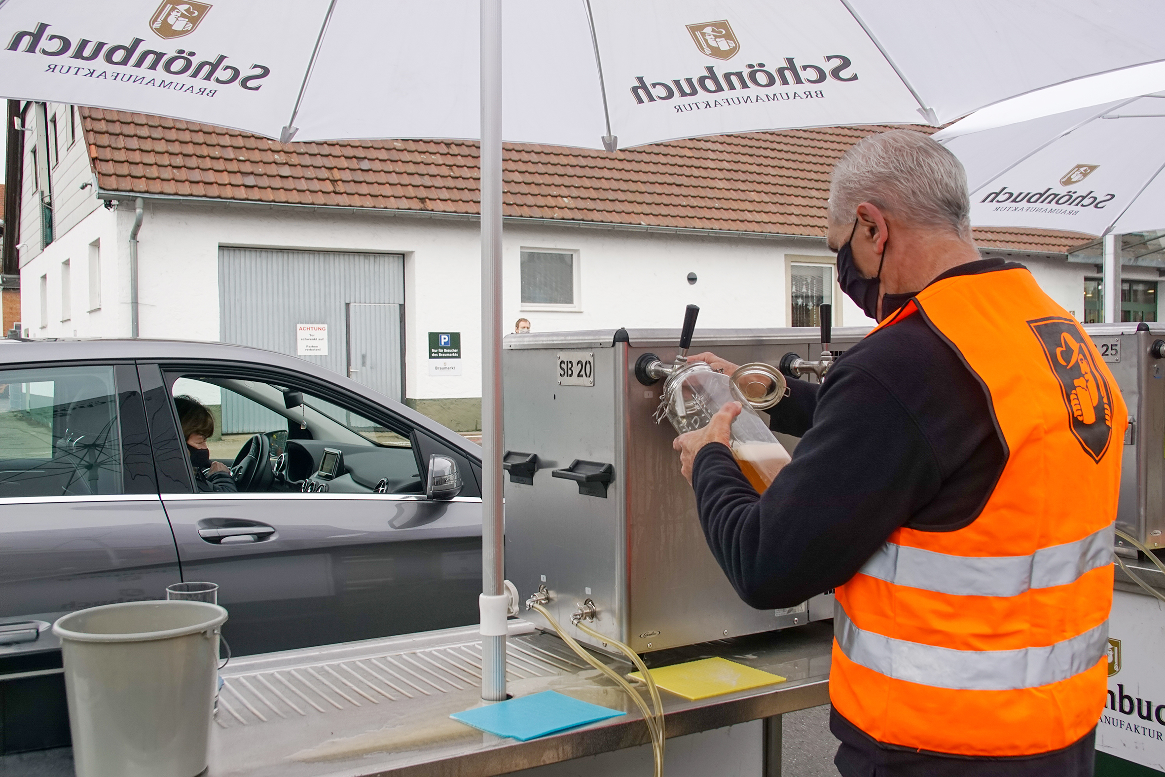 Das Bier wird direkt beim Drive In in mitgebrachte Gefäße abgefüllt. Bild: Dettenmeyer