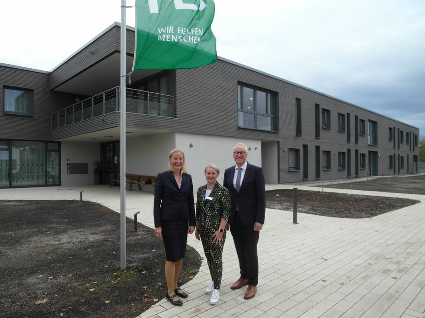 Die Vorständin der Samariterstiftung Karin Ammann, Hausleiterin Nicole Szameitat-Schramm und Bürgermeister Erwin Heller (von links) haben die Einweihung der Altenpflegeeinrichtung Samariterstift Altdorf gefeiert. Bild: Staber