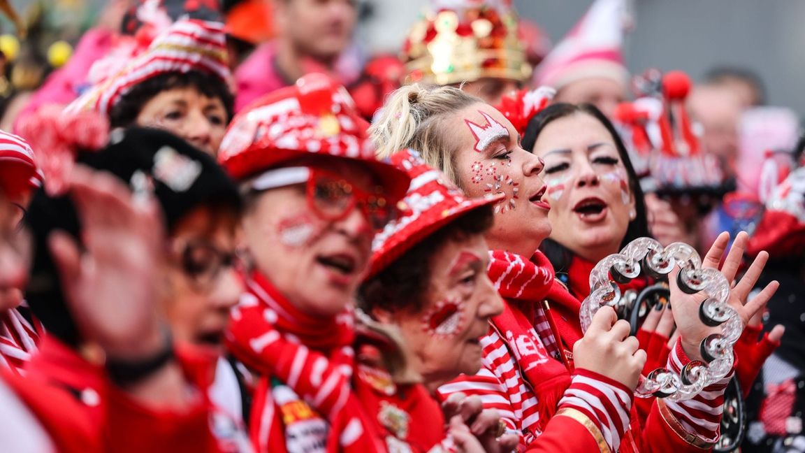 Besonders groß wird der Karnevalsauftakt traditionell in Köln gefeiert. (Archivbild)