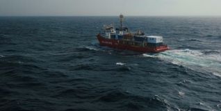 Der Film von Max Ahrens und Maik Lüdemann ist in Kooperation mit Seenotrettungsorganisationen wie Sea Eye und Sea Watch entstanden.