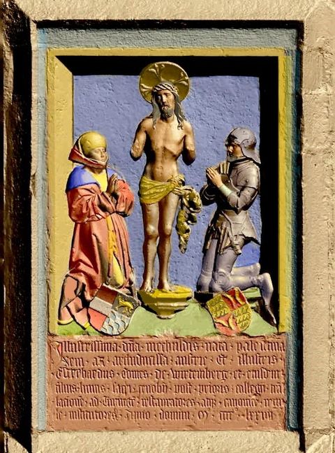 Das fast 550 Jahre alte Relief von der Martinskirche, das auf Betreiben von Klaus Philippscheck als 3-D-Druck inzwischen vor dem romanischen Wahrzeichen der Stadt installiert ist.