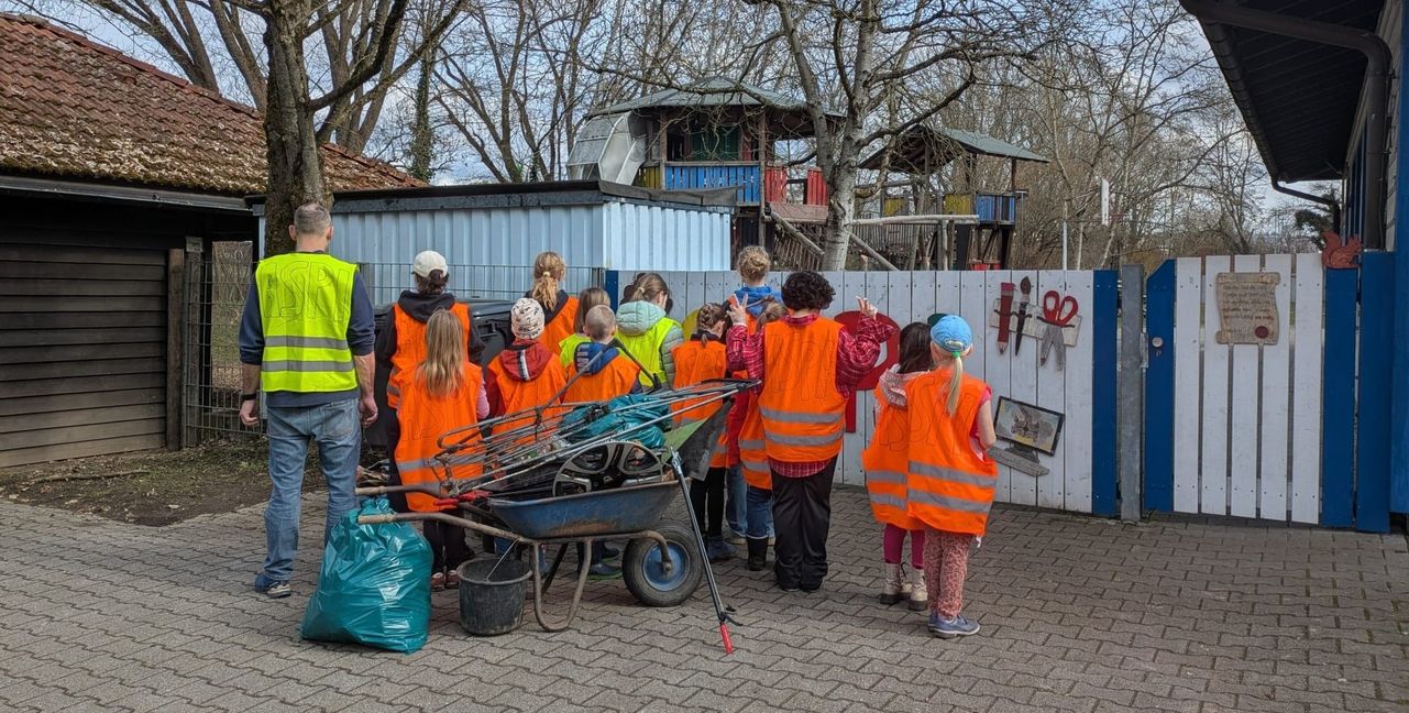 Auch rund um die Kita Goldberg wurde der Müll gesammelt. Dabei halfen auch die Kinder tatkräftig mit.