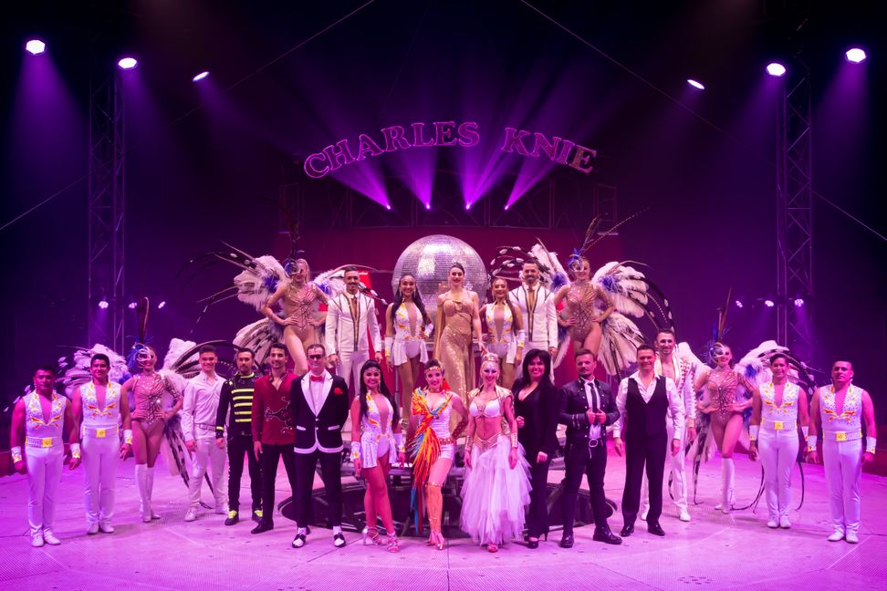 Der Zirkus Charles Knie schlägt von Mittwoch, 26. Oktober bis Sonntag, 6. November seine Zelte auf dem Flugfeld zwischen Sindelfingen und Böblingen auf. Das ganze Ensemble freut sich schon auf die Vorstellungen.    Bild: z