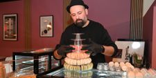 Aleks Zavacki und Kimet Pajaziti bitten in die Patisserie Macarons & Cakes.