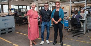 Freuen sich über das 50-jährige Jubiläum des Sindelfinger GWW-Werkes (von links): Andrea Stratmann, Gerd Hiller und Britta Bender.