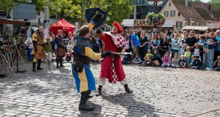 Schwertkämpfe mit viel Geschrei sorgten für Spaß und Unterhaltung.