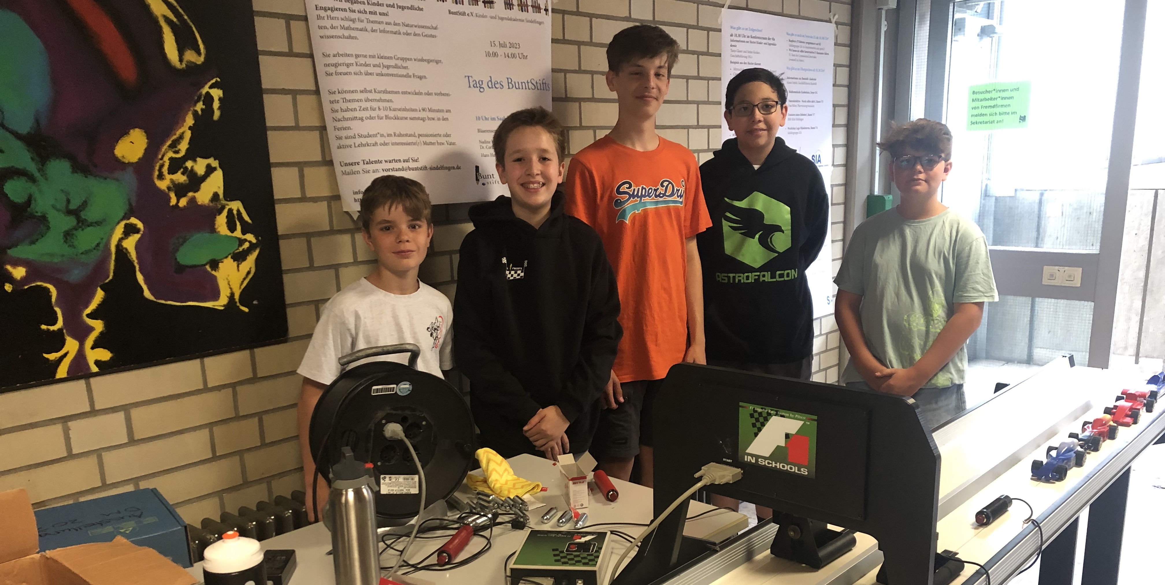 Beliebt beim letzten Tag des Buntstifts: Die Rennautos der Formel 1-AG vom Gymnasium Unterrieden. Bild: Bühl/A