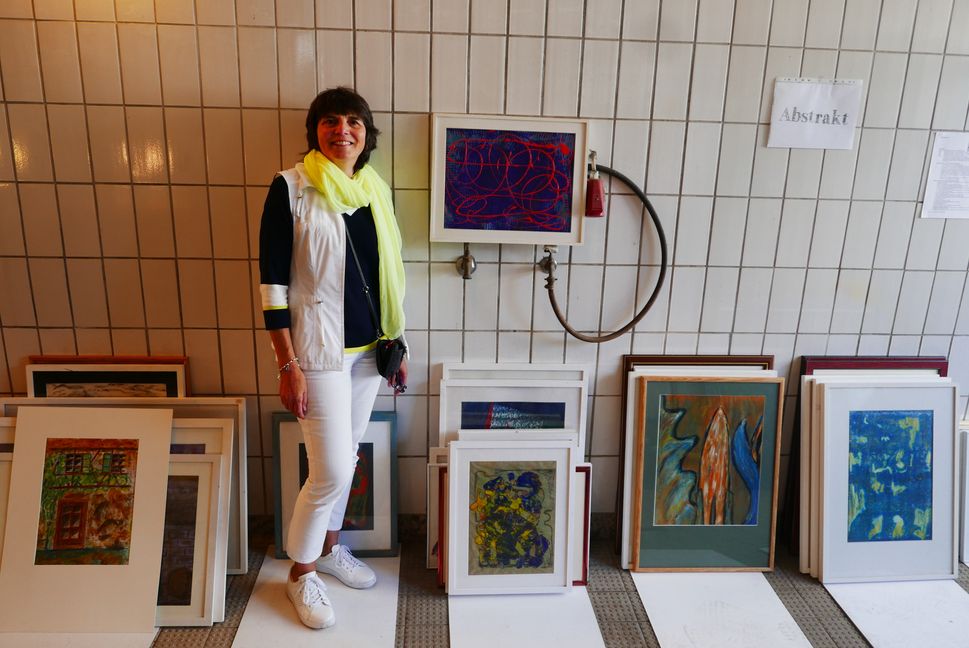 Kunst in der alten Wurstküche – Ursula Claß-Weiss kümmert sich engagiert um den Nachlass von Josef Glöckler.  Bild: Jung