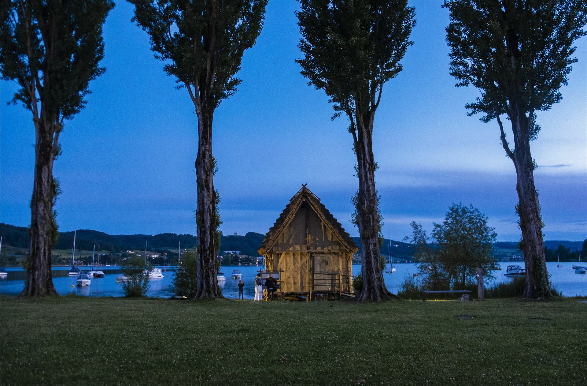 Viele Menschen wollen reisen, wie zum Pfahlbauhaus in Öhningen-Wangen. Foto: Mierendorf