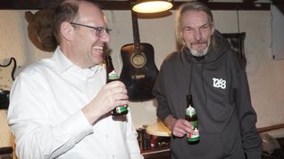 OB Dr. Vöhringer bei der Verabschiedung von Andreas Ankele (rechts) in den Kneipier-Ruhestand November 2024 in der Spitalscheune.
