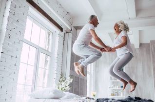 Abnehmen im Alter ist möglich und wichtig für die Gesundheit. Entdecken Sie 10 effektive Tipps, um auch im höheren Lebensalter gesund und nachhaltig Gewicht zu reduzieren.