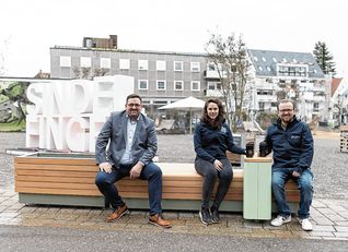 Auf unserem Foto (von links): Wirtschaftsförderer Felix Rapp, Katrin Heißel, Prokuristin und Projektleiterin bei der WSG, und City-Manager 
Hanno Kreuter bei der Aufstellung des neuen Stadtmobiliars in der Mercedesstraße.