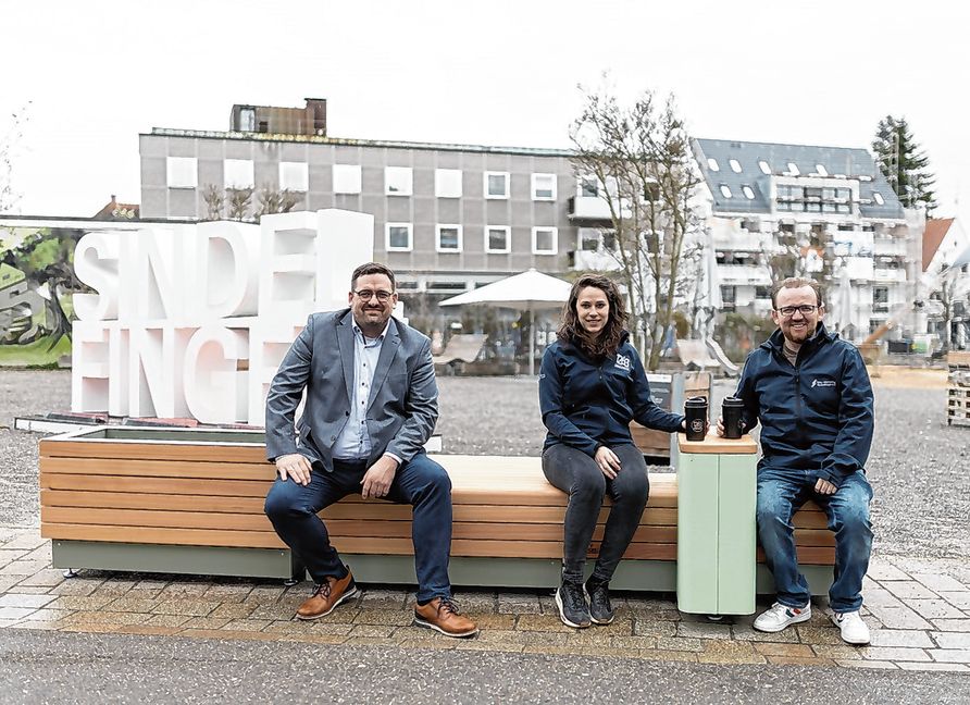 Auf unserem Foto (von links): Wirtschaftsförderer Felix Rapp, Katrin Heißel, Prokuristin und Projektleiterin bei der WSG, und City-Manager 
Hanno Kreuter bei der Aufstellung des neuen Stadtmobiliars in der Mercedesstraße.