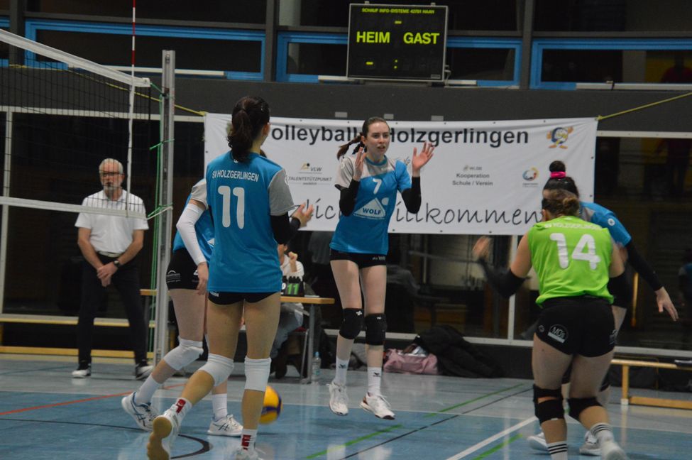 Joline Glaßmann (Nummer 7) und ihre Mitspielerinnen der Spvgg Holzgerlingen jubeln über einen Punktgewinn.	Bild: Zvizdiç