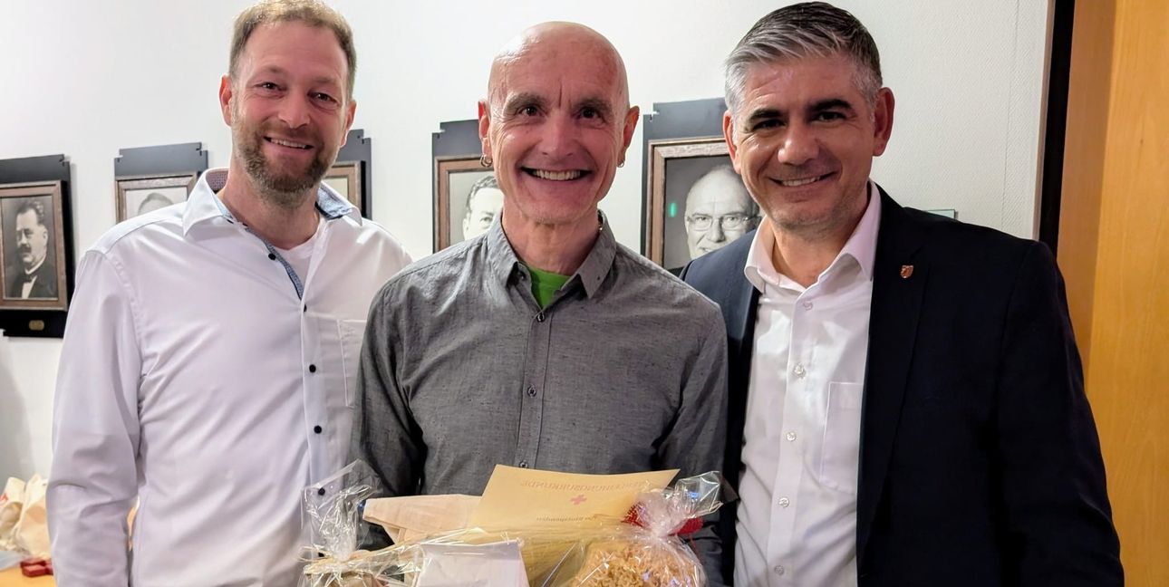 Bürgermeister Ioannis Delakos (rechts) und Dr. Alexander Failenschmid (stv. Vorsitzender DRK Ortsverband Holzgerlingen/Altdorf, links) ehrten Klaus Wanner für herausragendes 150-maliges Blutspenden.