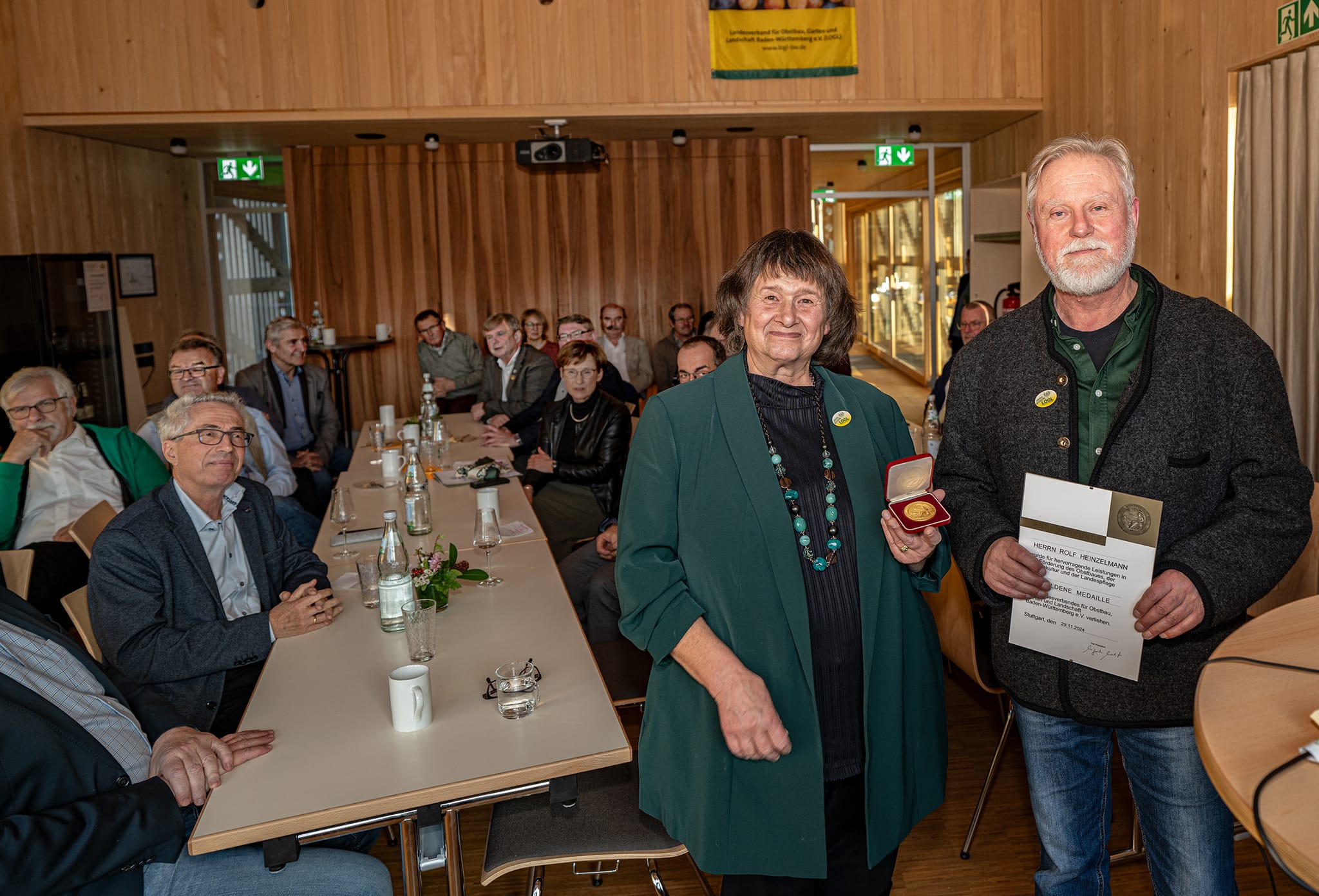 Rolf Heinzelmann erhielt die „Goldene Medaille“ des Landesverbandes für Obstbau, Garten und Landschaft von Präsidentin Sigrid Erhardt überreicht. Bild: Richter