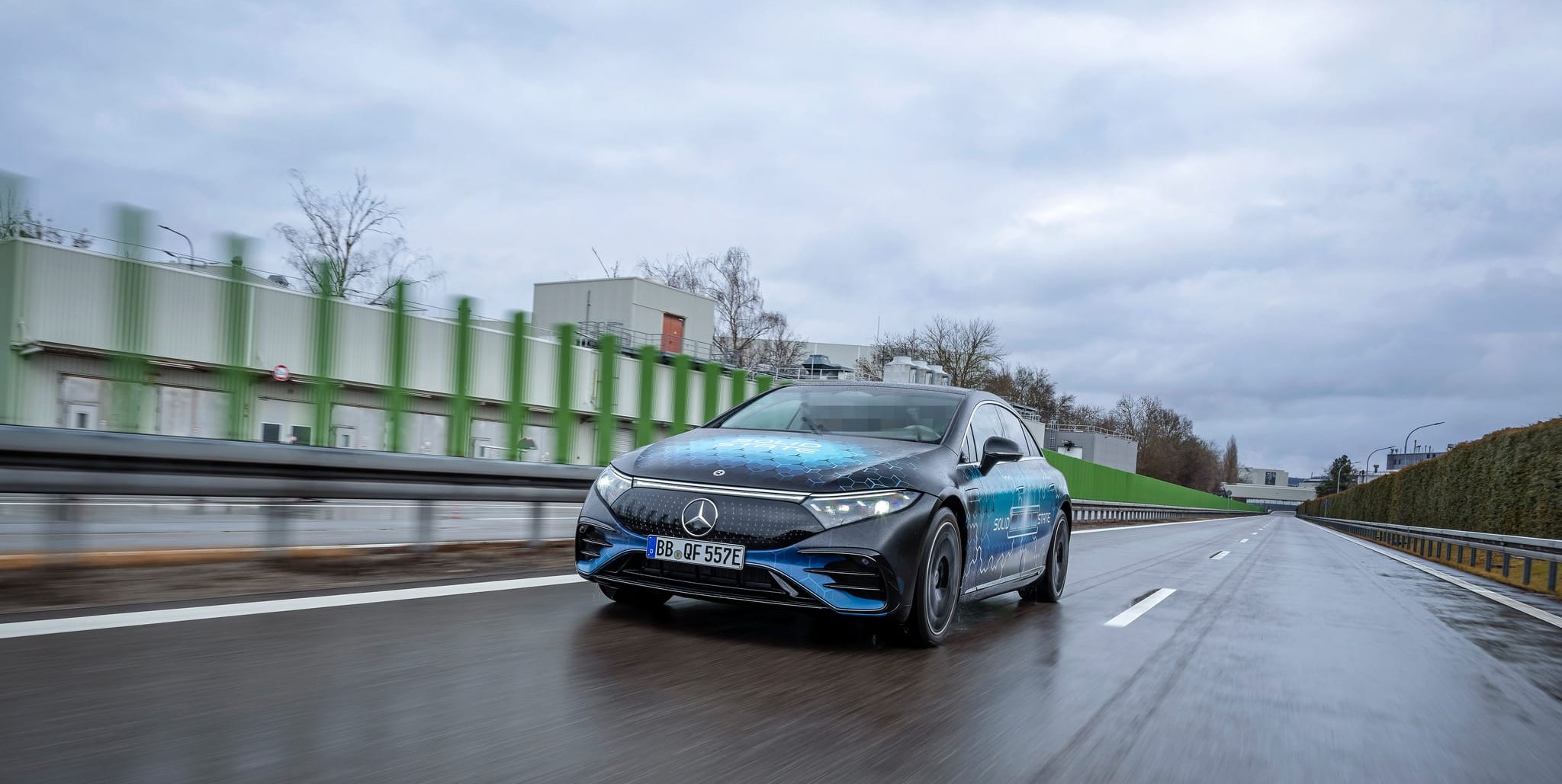 Pkw- und Formel-1-Ingenieure bündeln ihre Kräfte, um Festkörperbatterien in Straßentests zu erproben.