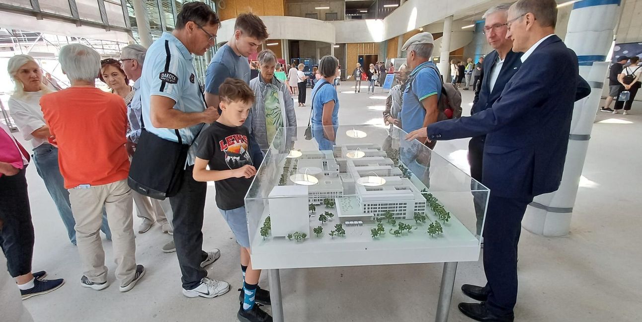 Ein Modell im Eingangsbereich zeigt, wie die Flugfeldklinik einmal aussieht - hier mit Landrat Roland Bernhard (rechts) und Alexander Schmidtke (Zweiter von rechts), Geschäftsführer des Klinikverbunds Südwest. Bilder: Elbers