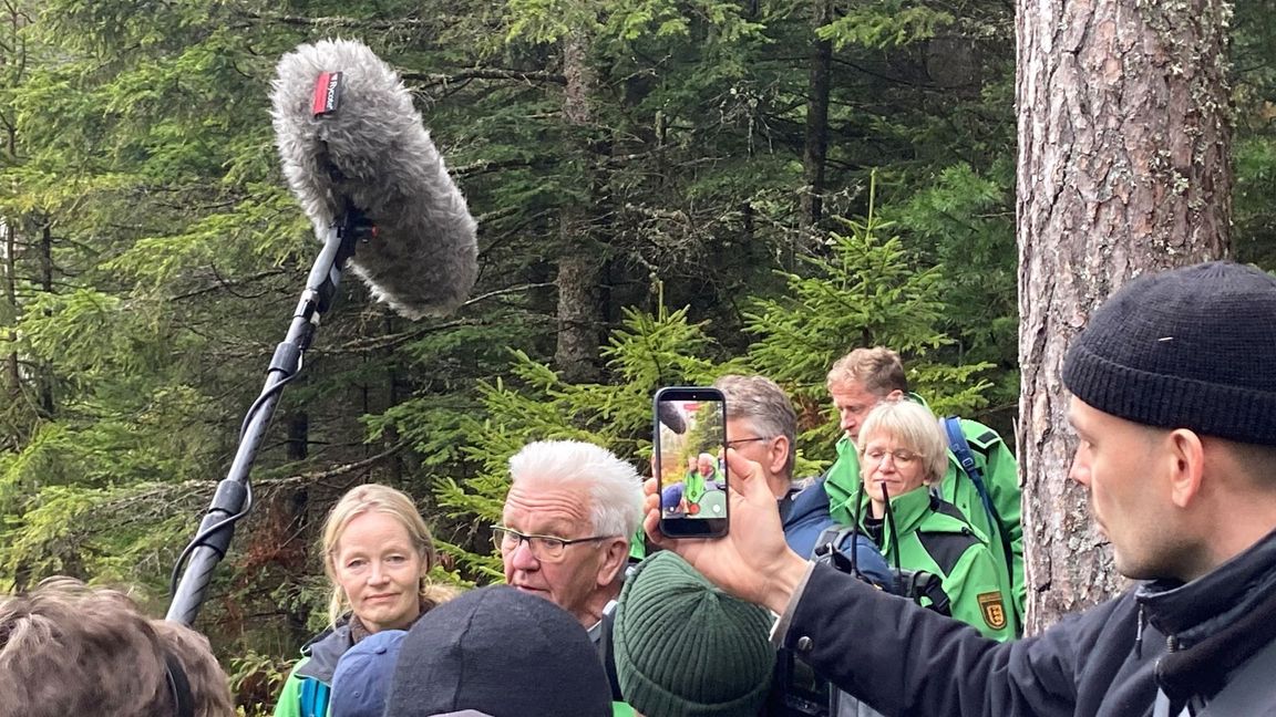 Ministerpräsident Winfried Kretschmann und Umweltministerin Thekla Walker bei einer Wanderung am Schurmsee