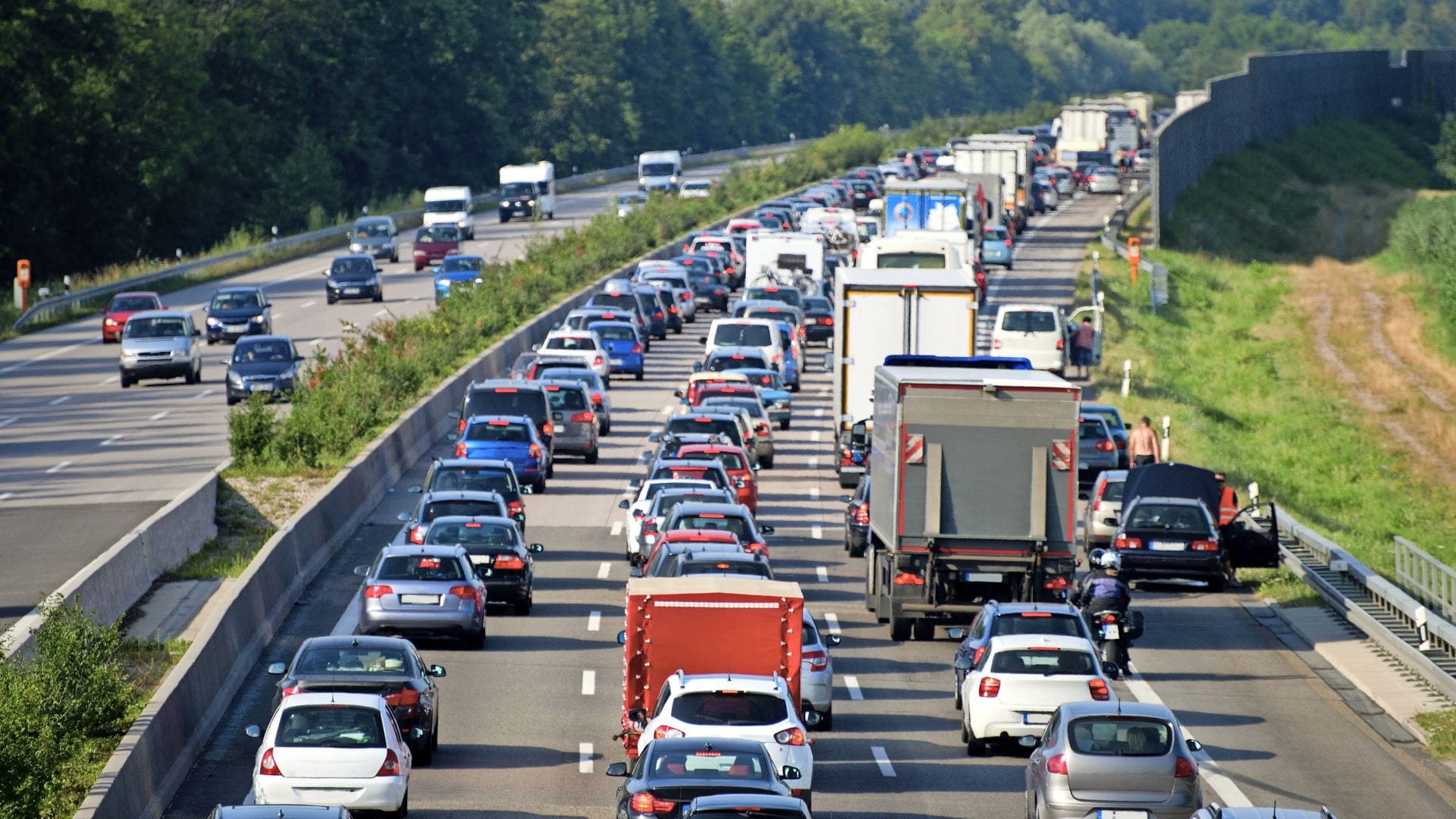 Erhebliche Staugefahr besteht laut ADAC auf den Fernstraßen von und zur Nord- und Ostsee, in Süddeutschland sowie in den Großräumen Hamburg, Köln, Berlin und München.(Symbolbild)