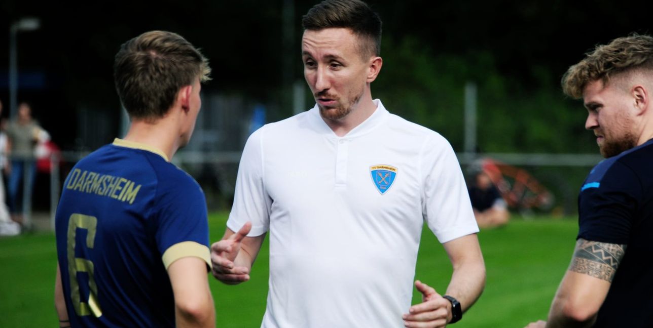 Daniel Knoll im Gespräch mit seinen Spielern. Beim TV Darmsheim gibt es in der aktuellen Situation  viel Redebedarf.
