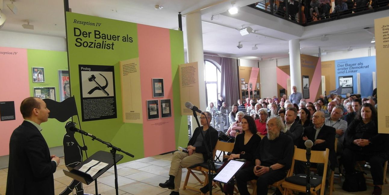 Böblingens Oberbürgermeister Dr. Stefan Belz bei der Eröffung der Sonderausstellung „500 Jahre Bauernkrieg - Ein Ereignis und seine Gesichter“ in der Zehntscheuer.