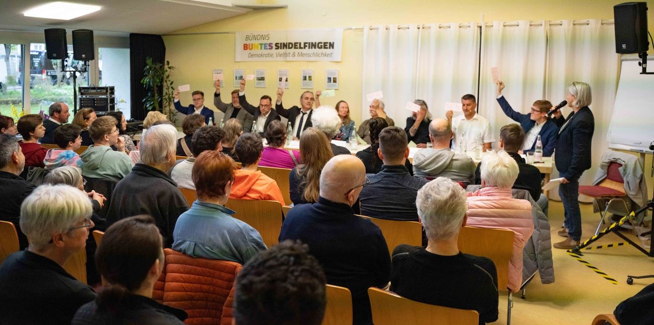 Volles Haus im Inseltreff bei der Podiumsdiskussion aller OB-Kandidaten.