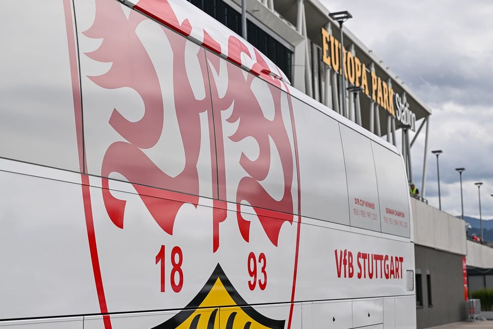 Die beliebte Sommertour des VfB Stuttgart, hier der Teambus vor dem Europa-Park-Stadion in Freiburg, kommt im Sommer nach Sindelfingen.