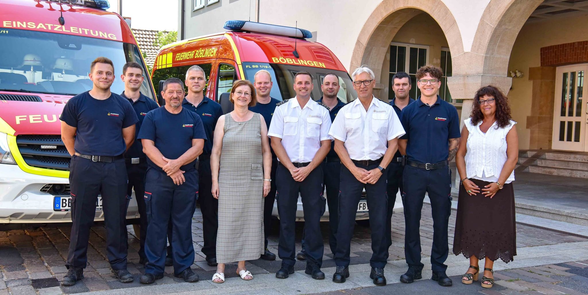 Nicholas Reiff (Bildmitte), Feuerwehrkommandant Thomas Frech (rechts neben Reiff),  Bürger- und Ordnungsamtsleiterin Gisa Gaietto (links) und Feuerwehr-Verwaltungsleiterin Renate Fechner (rechts) mit der diensthabenden Wachmannschaft am Tag der Wahl durch den Gemeinderat.