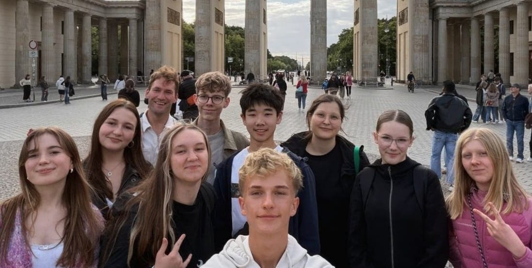 Zur Reisegruppe gehörten die Schüler der Geschichte-AG: Lilli Di Mineo, Felina Ries, Coralie Schneider, Carolin Haußwald, Yull Choe, Jonas Dorneich und Marlon Urban sowie die begleitenden Lehrer Marie Simmank (AG-Leitung) und Sebastian Appelrath.