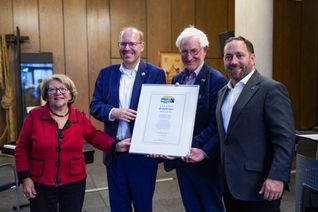 Übergabe der Rezertifizierungurkunde: Karoline Hassler, Vorsitzende der Steuerungsgruppe Fairtrade, Oberbürgermeister Dr. Bernd Vöhringer, Manfred Holz, Ehrenbotschafter des Fairen Handels, Staatssekretär Florian Hassler (von links).