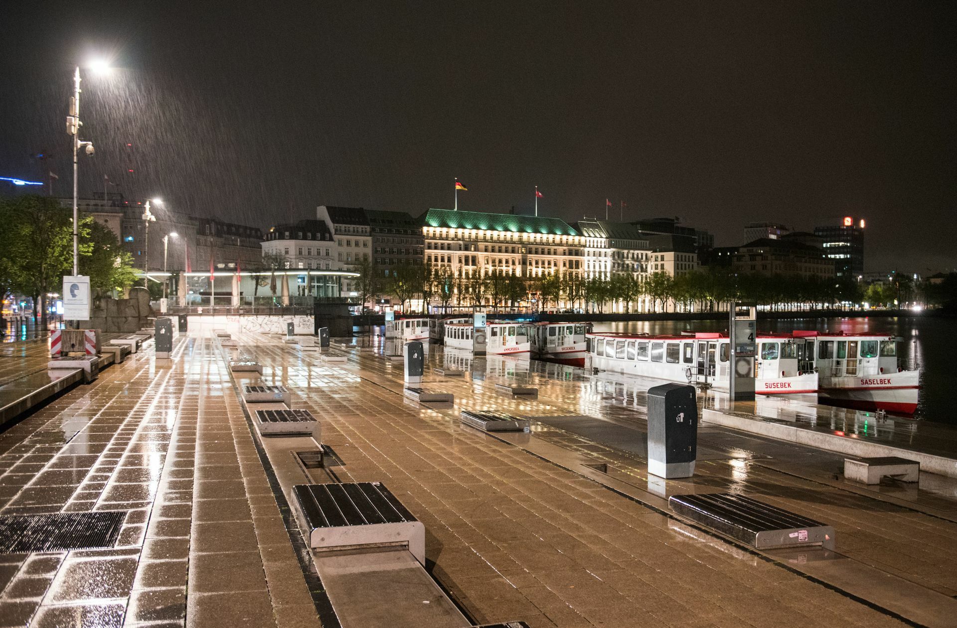 Bei einer Ausgangssperre darf niemand  raus – das ist rechtens, sagt Karlsruhe.
 Foto: dpa/Daniel Bockwoldt