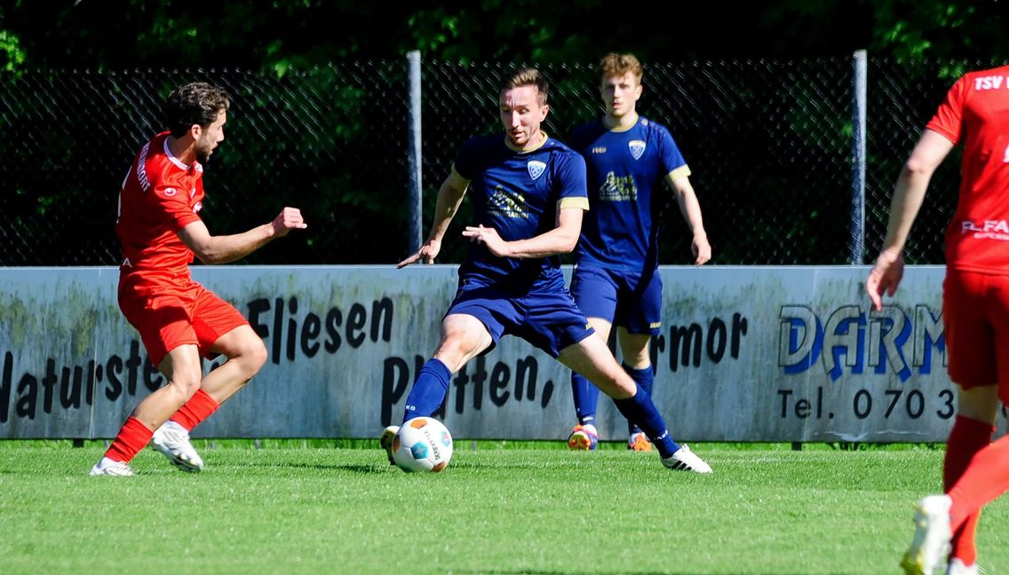 Darmsheims Spielertrainer Daniel Knoll (am Ball) wechselt sich in der 73. Minute selber ein.