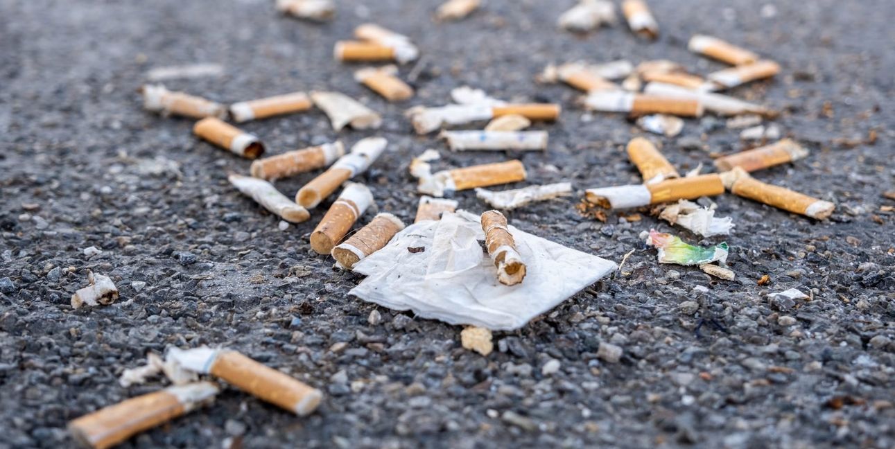 Weggeworfene Kippen belasten die Umwelt.