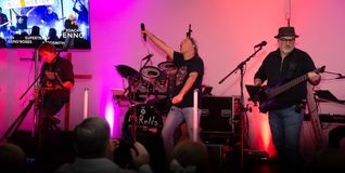 Die Band Mirena bringt mit Rockklassikern Stimmung ins evangelische Gemeindehaus in Ehningen.